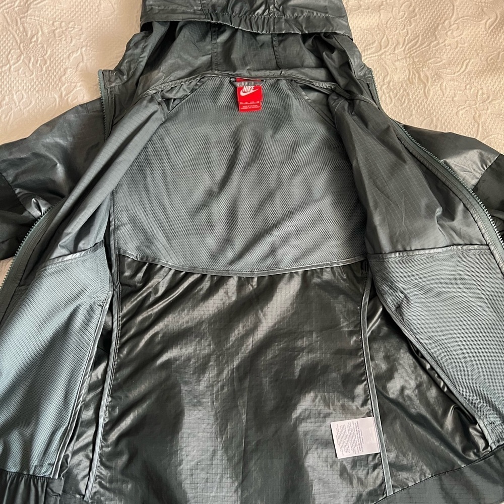 Nike Women's Two-Tone Windbreaker Jacket - Picture 8 of 11